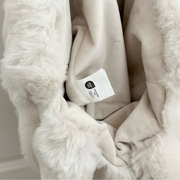 Duplicate Listing - White Faux Fur Bucket Tote Bag Purse - Winter Fashion - Picture 15 of 16